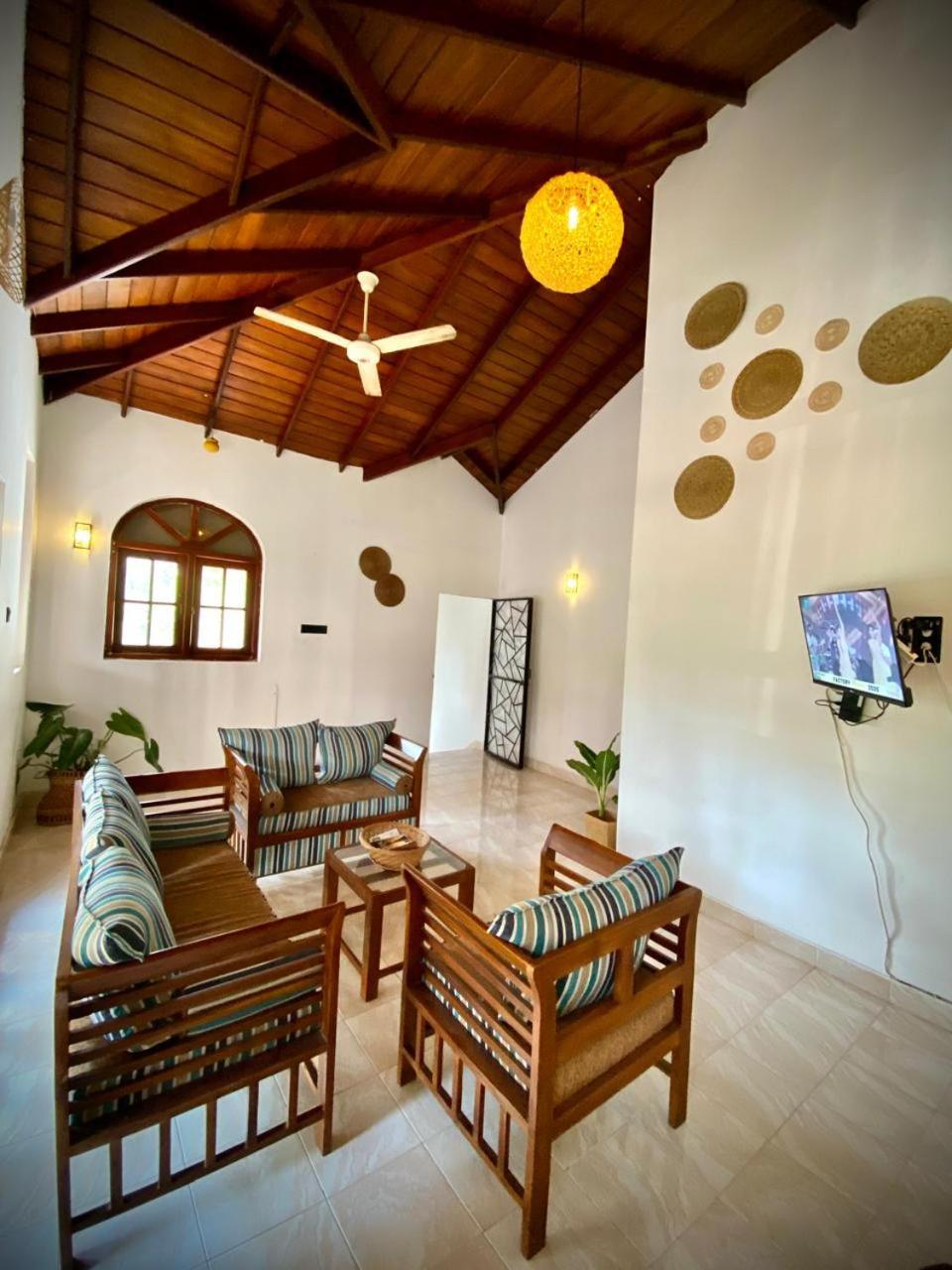 Kingcity Resort Anuradhapura Buitenkant foto